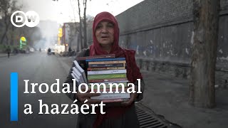Afganisztán: Az élete kockáztatásával árul könyveket egy nő