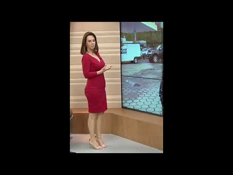 Laine Valgas com vestido vermelho sexy