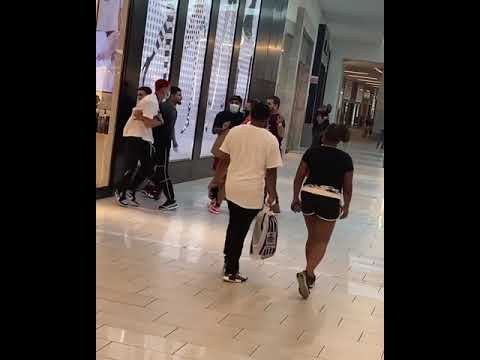 PELEA ENTRE GALLO THE PRODUCER Y TSUNAMI EN EL MALL