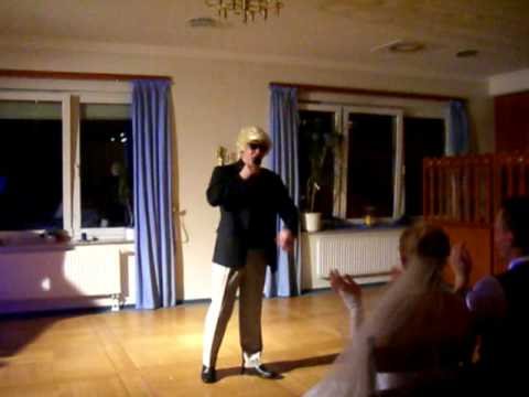 Schwarzbraun ist die Haselnuß