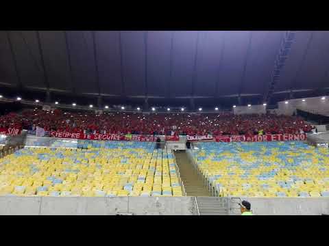 "Himno argentino: hinchada de Independiente en el Maracaná" Barra: La Barra del Rojo • Club: Independiente • País: Argentina