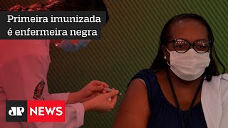 Enfermeira negra é a primeira brasileira a ser vacinada contra a Covid-19