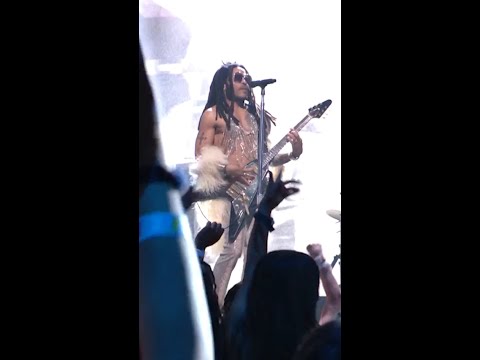 Lenny Kravitz e Quavo cantanto "Fly" ai VMAS 2024