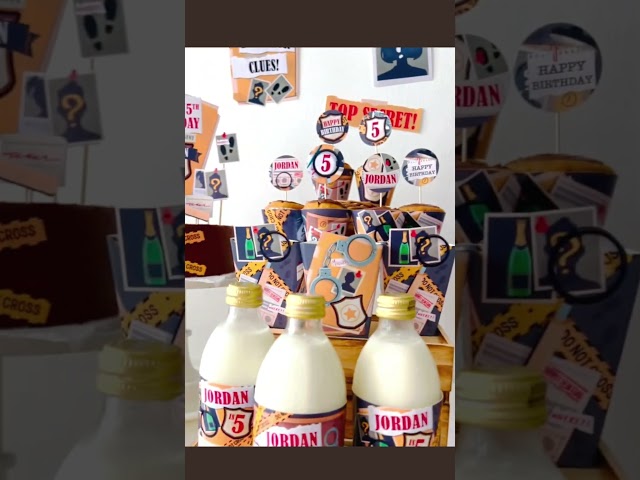 Vídeo relacionado con Fouvin - Juego de 32 decoraciones de detective para fiesta de crimen (accesorios para pancartas, cupcakes y globos 1920)