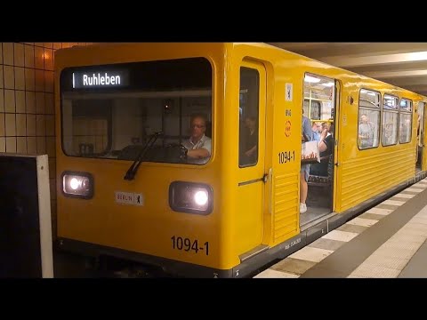 Berliner U-Bahn U2 G1/1E 1094-1 am Stadtmitte Richtung Ruhleben (August)2023