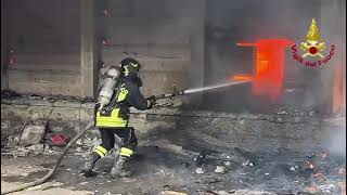 Catania - Incendio all’ex Italcementi, coltre di fumo è visibile da diverse parti della città