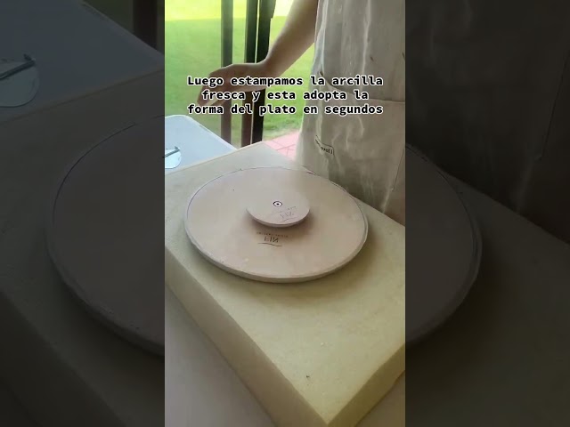 Vídeo relacionado con CERÁMICA ESPAÑA | Plato Decorativo de Pared | Modelo D30 | Cerámica 100% Hecho a Mano | 21x21x2.5 cm