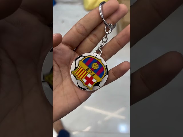 Vídeo relacionado con CyP Brands- FC Barcelona, Llavero, Llaves, Colgante Mochila, Peluche, Osito, Color Beige, Producto Oficial