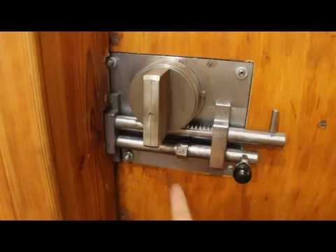 Замок с фланцевым ключом на двери