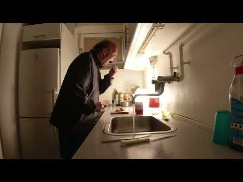 MongoTV_10573 - Min Frokost - RUGBRØD Med HUMMOS og BACON-KYLLINGSALAT Med TOMAT