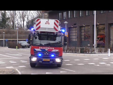 Brandweer Leiden Noord TS 16 4130 + AL 16 4152 met spoed naar een Gebouwbrand in Leiden