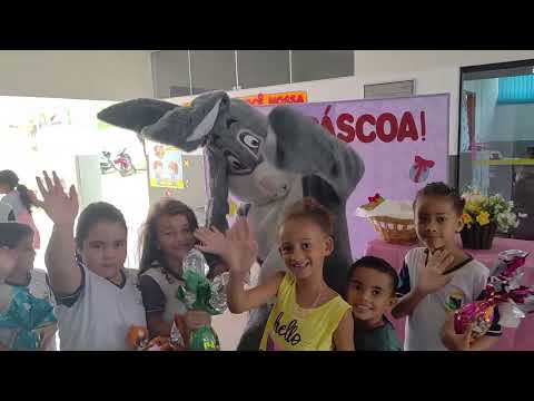 Clipe com momentos da entrega de ovos de chocolate em Campo Alegre