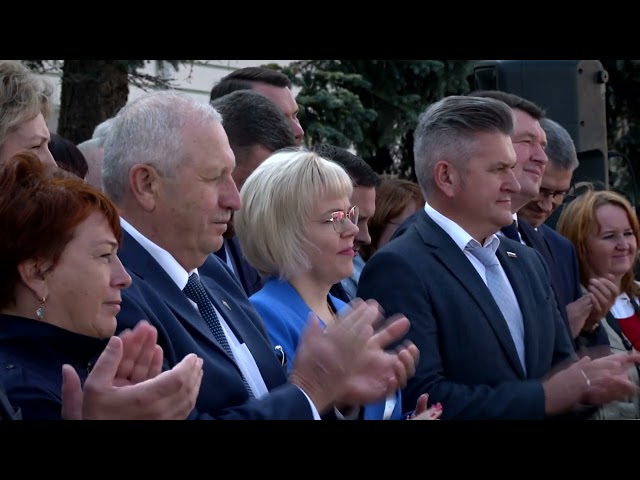 Игорь Руденя и Владимир Васильев вручили ключи от нового транспорта для семейных центров и больниц