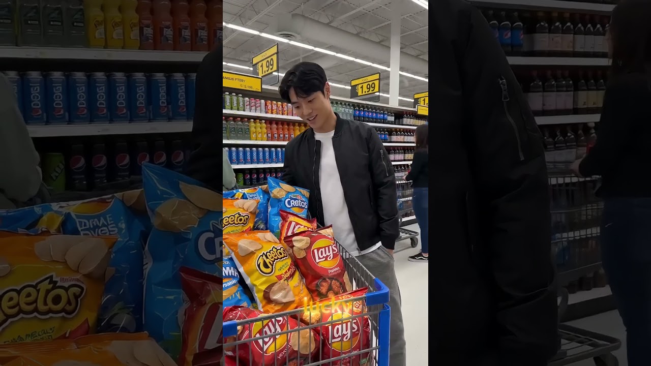 Can JINU take the snacks? #huntrix #kdrama #rumi #funny #kpop