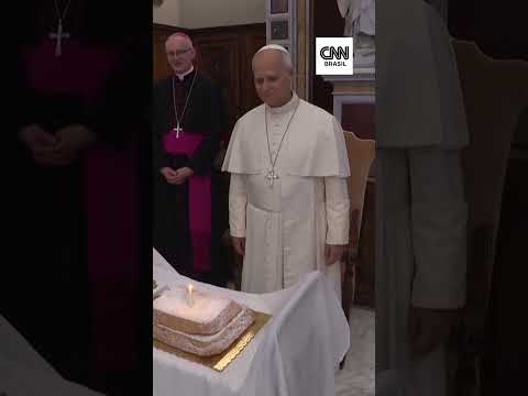 Papa Leão XIV comemora aniversário de 71 anos com bolo