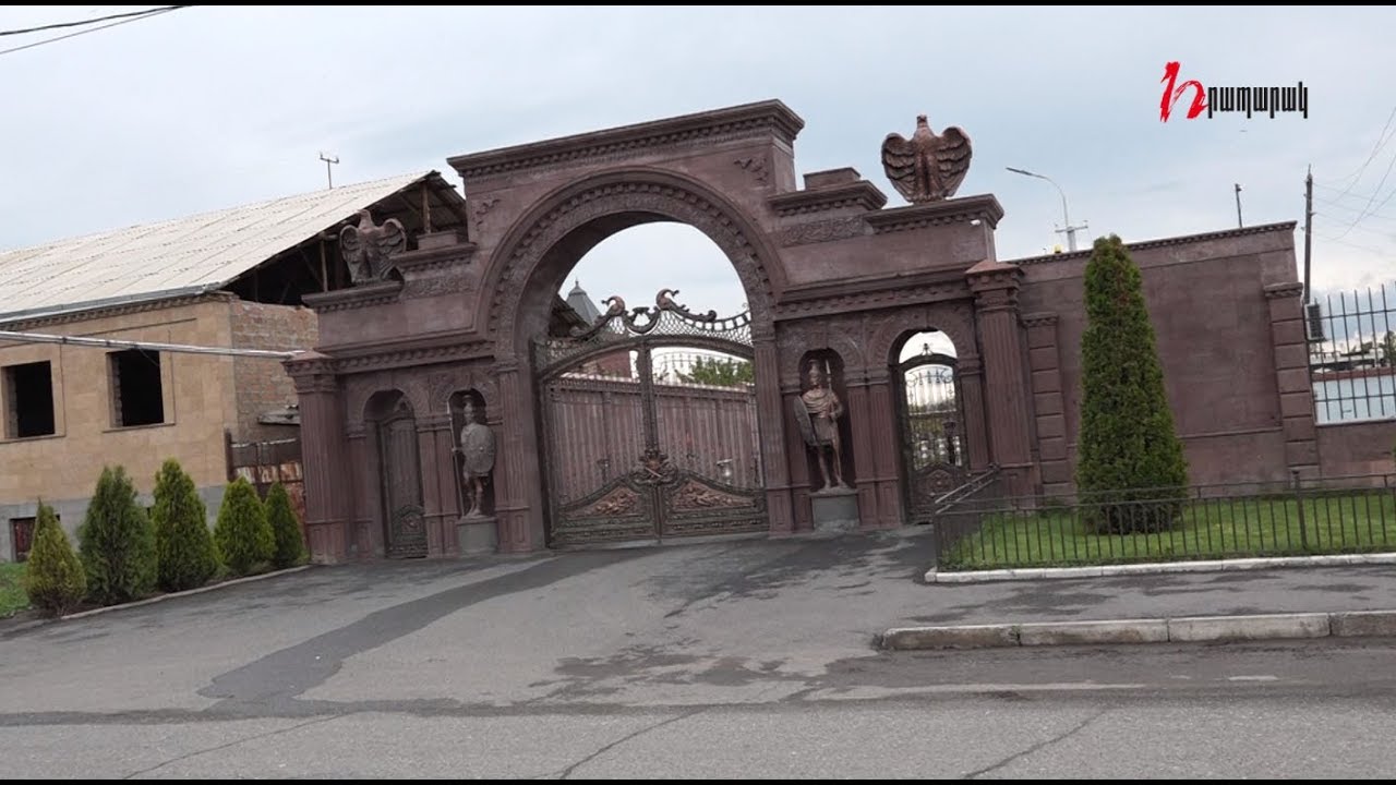 Ոստիկաններն ու քաղաքապետարանի աշխատակիցը «Դոն Պիպոյի» առանձնատան մոտ