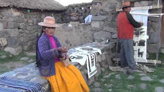 preview picture of video 'Visitando una comunidad indígena cerca de Sillustani (tejiendo), Puno, Perú'