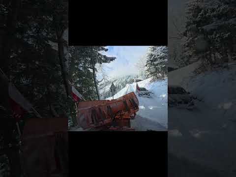 Fresh snow in the Alps ❄️ Snow removal with oncoming traffic and Unimog power