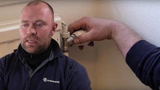 Hur man byter termostat och ventil på ett element