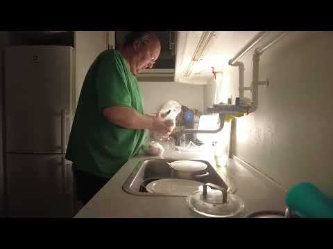 MongoTV_8187 - TAGER 2 OVER 1 ÅR GAMLE BILLIG HAKKEBØFFER UD AF FRYSER TIL KARTOFFELMOS OG BRUN SOVS