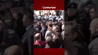 İzmir’de şafak baskını: Meslek Fabrikası önünde polis engeli!