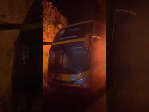 BUS DE LA COOPERATIVA TRANS ESMERALDAS SE INCENDIÓ EN LA VIA RIOVERDE BORBÓN
