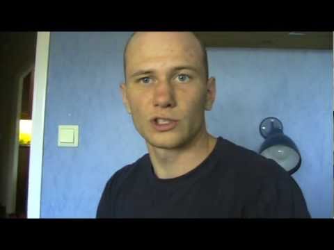 Asiatisk kvinna skrapar triss i nyhetsmorgon parodi