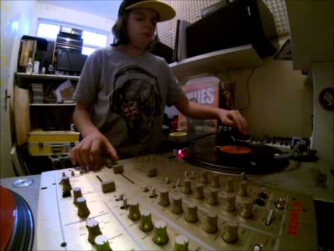 DJ Caio Augusto - Baby Scratch (treino - primeiras tentativas na arte do risco)