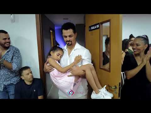 Pai e filha dançam - Apresentação Vitor e Isabela Avelar