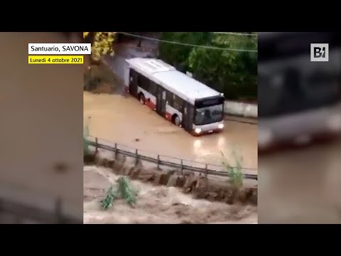 Savona, l'autobus resta bloccato per la piena del fiume