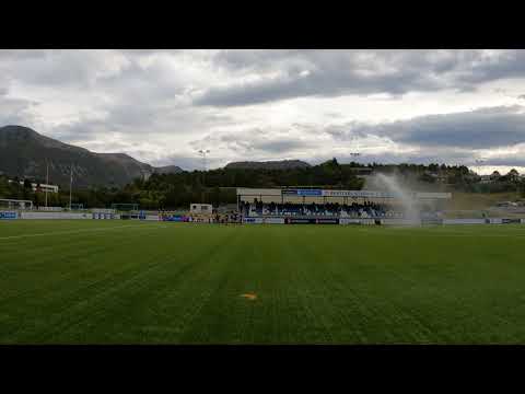 Brattvåg IL - Tromsdalen UIL spillerne kommer på banen på Brattvåg Stadion 26. sep 2021