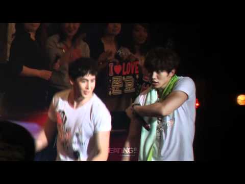 [Fancam] 120525 6 Beautiful Days in Tokyo - Junho showing off his muscles