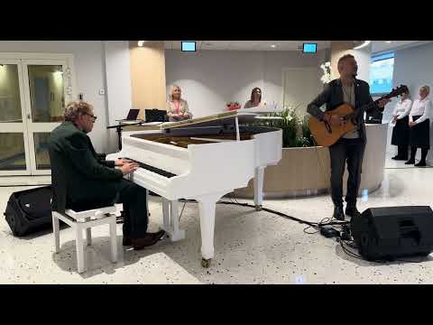 Ikevald Rannap - Suudlus läbi jäätunud klaasi - Tallinna Mustamäe Lastehaigla fuajee avamisel