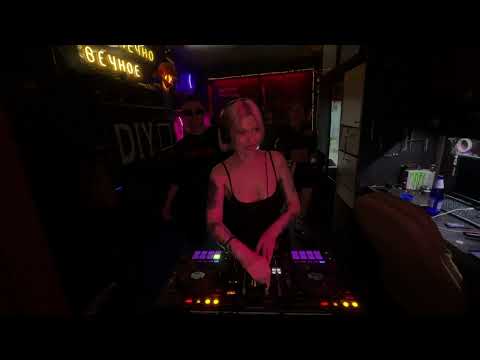 GROOVY HYPNOTIC TECHNO SET IN GARAGE | MARIA FEDOROVA