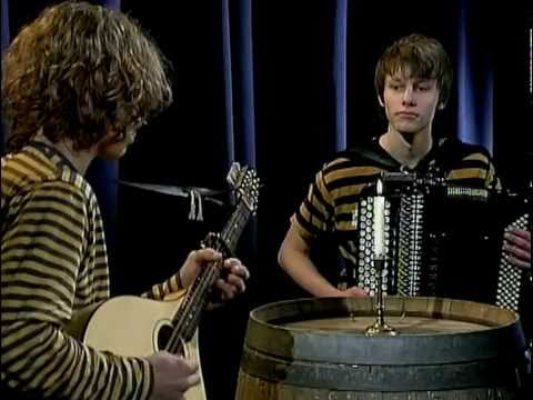 Rune Barslund & Aske Ruhe of Kasír playing Cooley's Reel in 2004