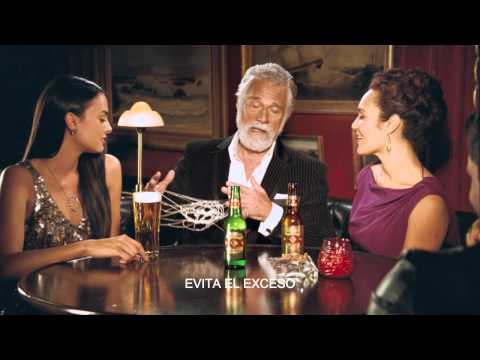 Dos Equis: El Hombre Más Interesante del Mundo haciendo figuras con cuerdas