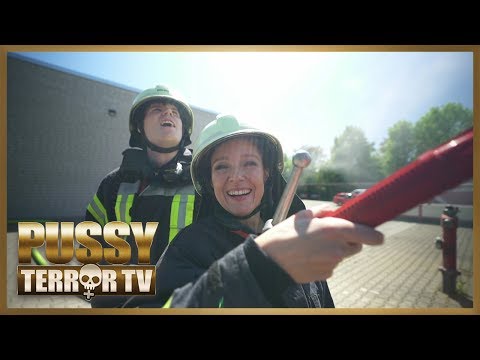 Highway to Hell! Carolin bei der Feuerwehr - PussyTerror TV