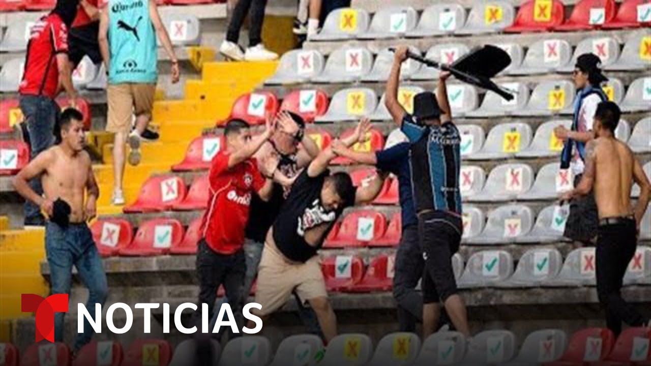 Investigan violenta pelea en un estadio de fútbol en México | Noticias Telemundo