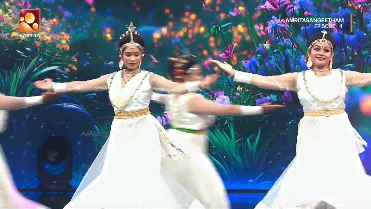 ലോകാഃ സമസ്താഃ സുഖിനോ ഭവന്തു | അമൃത സംഗീതവേദിയിൽ അമ്മ