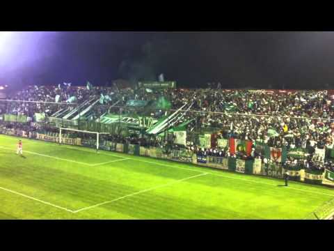 "Salida de laferrere a la cancha." Barra: La Barra de Laferrere 79 • Club: Deportivo Laferrere