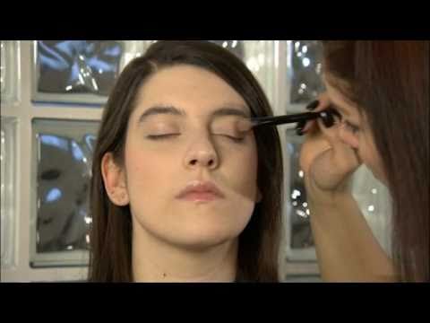 Truccare gli occhi chiari? E' semplice con il tutorial "trucco occhi azzurri" di Salvalapelle!