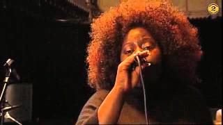 Angie Stone   Holding Back The Years 2 Meter Sessies, 12052000   YouTube