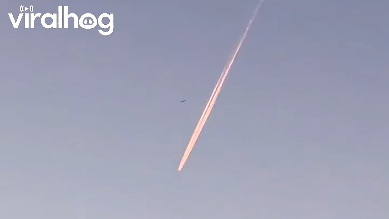 Aircraft Spotting Leaving a Large Trail || ViralHog