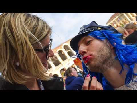 NA SIMIA INTORNO A BUSSO!