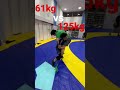 60キロが120キロをタックルで持ち上げて倒す動画【レスラーの身体能力】