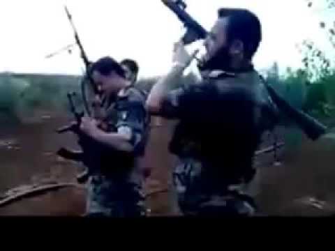 مقطع يظهر فيه الملازم أول وليد العبد الله والملازم أول عبد الرزاق ومحمد طلاس أثناء إعداد تقرير تلفزيوني في منطقة تلبيسة