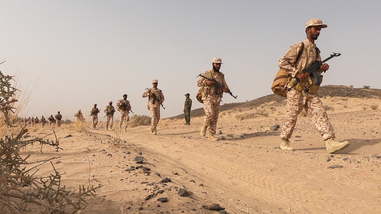 قوات العمالقة الجنوبية تنفذ مسيرًا عسكريًًا لتعزيز استعدادها القتالي