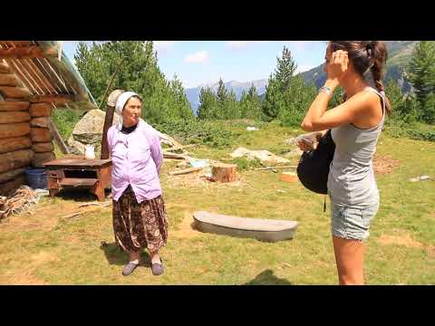Lokja flet për jetën në stan, bjeshka / stanishtja e Tropojës, Deçan, Kosova, Aug 2013