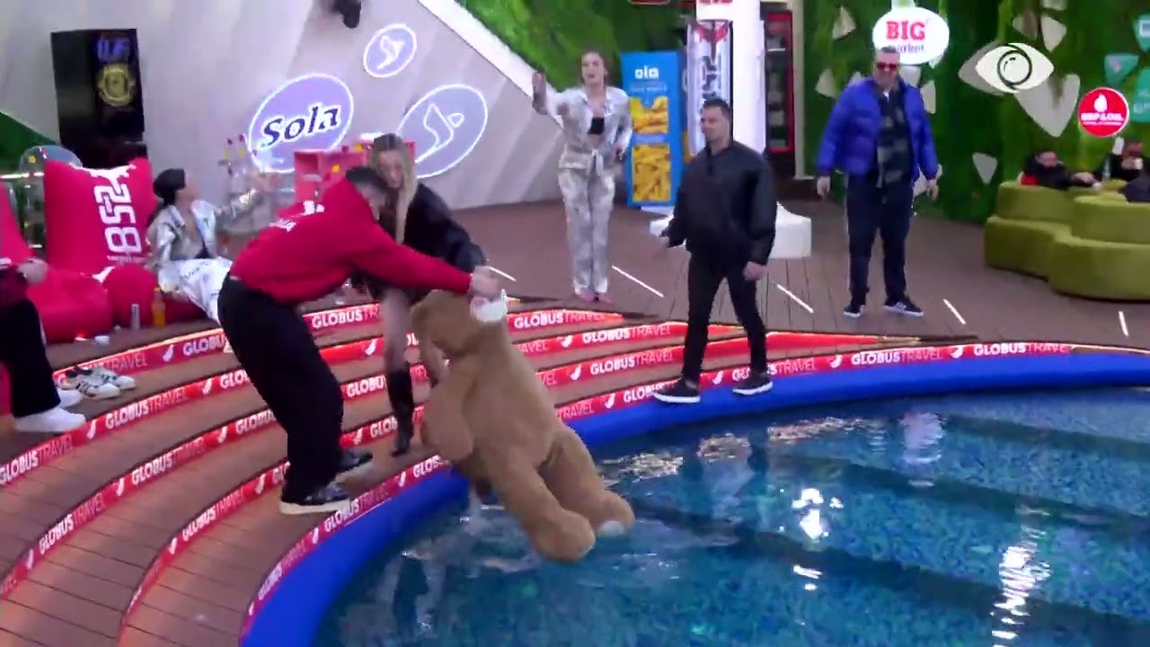 Juela hedh arushin e Brikenës në pishinë