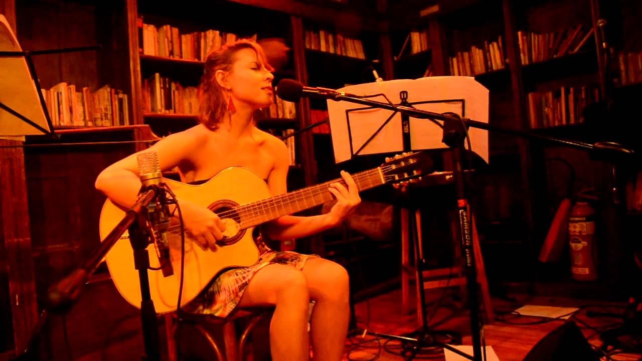 Curvo - Natalia Fures en La Biblioteca Café